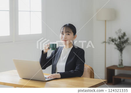 女人在工作期間喝咖啡 124321335