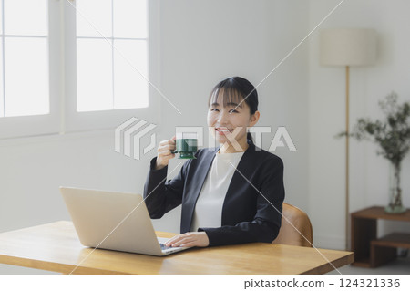 女人在工作期間喝咖啡 124321336