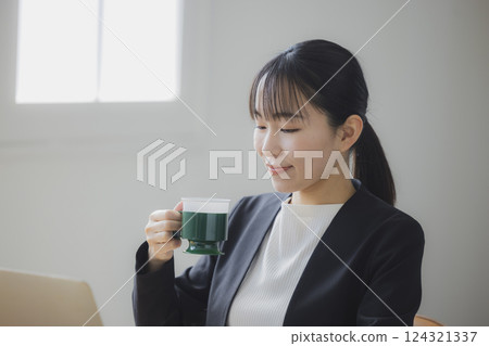 女人在工作期間喝咖啡 124321337