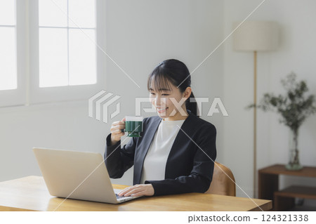 女人在工作期間喝咖啡 124321338