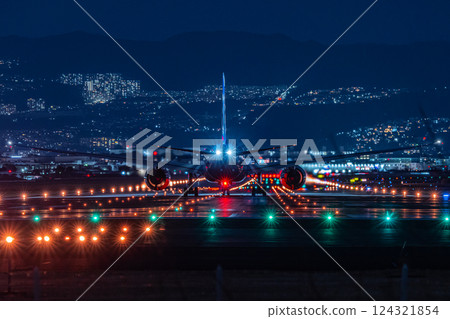 伊丹機場跑道的夜景 124321854