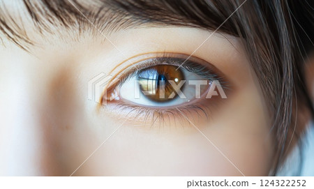 Close-up of a Japanese woman's eye, with clear, healthy whites of the iris and transparency 124322252