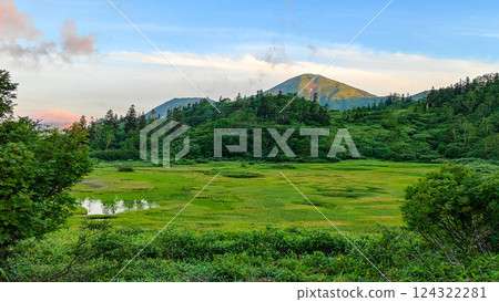 夏季登山火內山、妙高山(黎明時分的高屋池和火內山) 夏季登山火內山、妙高山(黎明時分的高屋池和火內山) 124322281