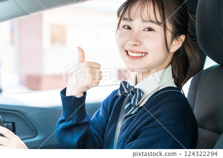 高中生在駕駛學校取得普通駕駛執照後感到高興 124322294