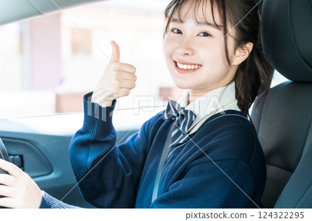 高中生在駕駛學校取得普通駕駛執照後感到高興 高中生在駕駛學校取得普通駕駛執照後感到高興 124322295