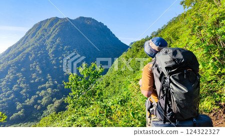 夏季的火打山、妙高山登山（從大倉乘越眺望妙高山） 124322327