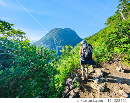 夏季的火打山、妙高山登山（從大倉乘越眺望妙高山） 124322331