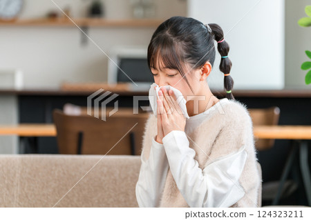 花粉症季節(過敏、過敏性鼻炎、鼻炎)女孩擤鼻涕 花粉症季節(過敏、過敏性鼻炎、鼻炎)女孩擤鼻涕 124323211