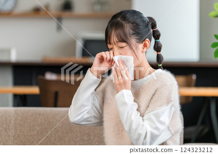 花粉症季節(過敏、過敏性鼻炎、鼻炎)女孩擤鼻涕 花粉症季節(過敏、過敏性鼻炎、鼻炎)女孩擤鼻涕 124323212