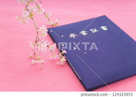 文憑和櫻花 124323955
