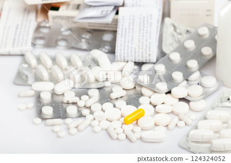 Tablets and capsules pills on white background 124324052