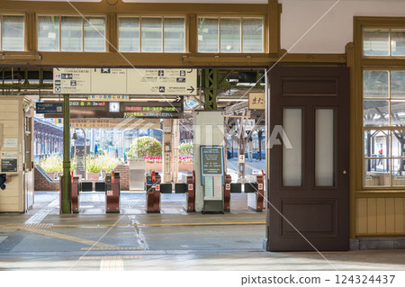 [Kitakyushu Mojiko Retro Mojiko Station ticket gates, people present] 124324437