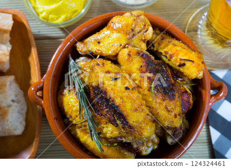 Roasted chicken wings in clayware 124324461
