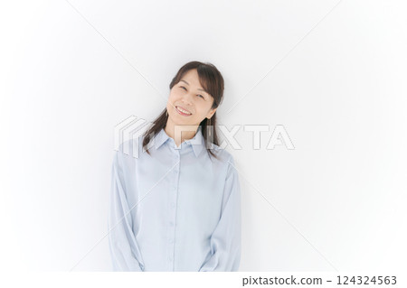 一個 50 多歲的女人的肖像 一個 50 多歲的女人的肖像 124324563