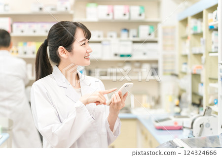 有智慧型手機的女性藥劑師（醫學筆記本、應用程式、處方、手機） 124324666