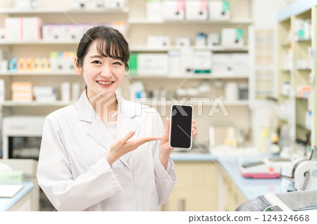 有智慧型手機的女性藥劑師(醫學筆記本、應用程式、處方、手機) 有智慧型手機的女性藥劑師(醫學筆記本、應用程式、處方、手機) 124324668