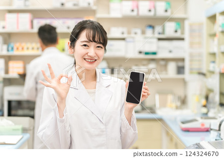 有智慧型手機的女性藥劑師（醫學筆記本、應用程式、處方、手機） 124324670