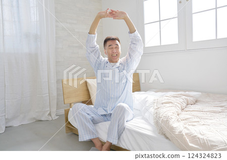 中年男子伸展和醒來 124324823