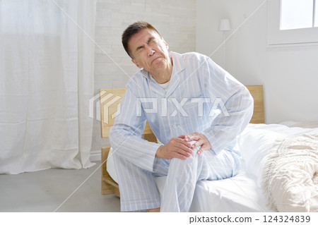 中年男子穿著睡衣膝蓋疼痛 124324839