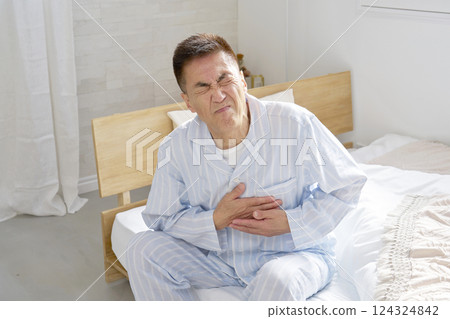 中年男子穿著睡衣，胸口疼痛 124324842