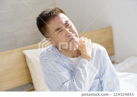 穿著睡衣的中年男子，疲憊不堪 124324843