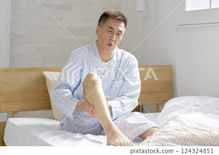 中年男子抽筋 124324851