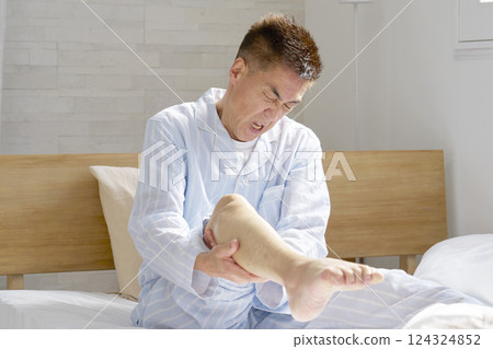 Middle-aged man with cramps 124324852