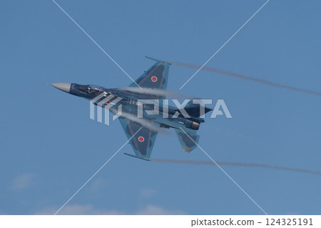 日本航空自衛隊飛行開發和試驗聯隊的 F-2B 在航展上進行機動飛行 124325191