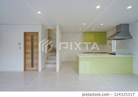 寬敞的廚房和用餐區 124325317
