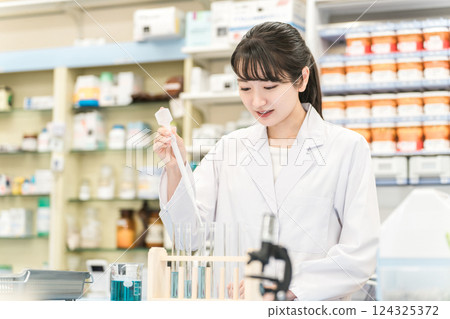 醫學生、研究人員、藥劑師和在實驗室進行研究的藥劑師 124325372