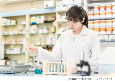 醫學生、研究人員、藥劑師和在實驗室進行研究的藥劑師 124325373