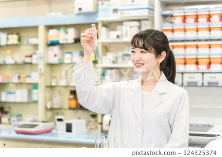 醫學生、研究人員、藥劑師和在實驗室進行研究的藥劑師 124325374