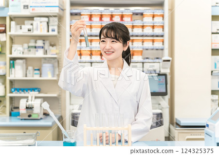 醫學生、研究人員、藥劑師和在實驗室進行研究的藥劑師 醫學生、研究人員、藥劑師和在實驗室進行研究的藥劑師 124325375