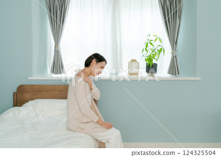 Middle-aged woman suffering from stiff shoulders 124325504