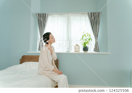 中年婦女患有肩膀僵硬 124325506