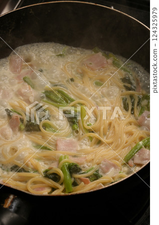 Spinach and bacon cream pasta Spinach and bacon cream pasta 124325979