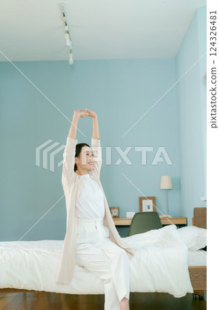 中年婦女坐在床上 中年婦女坐在床上 124326481