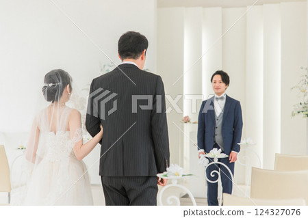 等待新娘走在婚禮大廳/教堂處女路上的新郎/新郎 等待新娘走在婚禮大廳/教堂處女路上的新郎/新郎 124327076