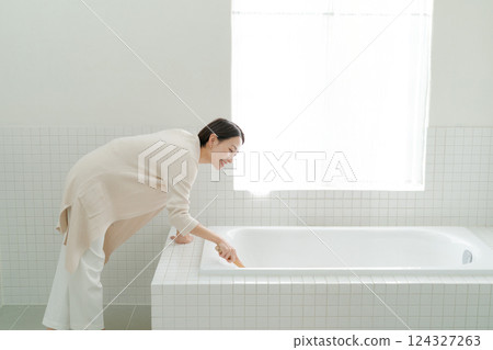 洗澡的婦女 124327263