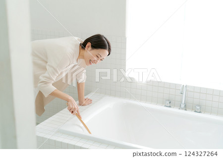 洗澡的婦女 124327264