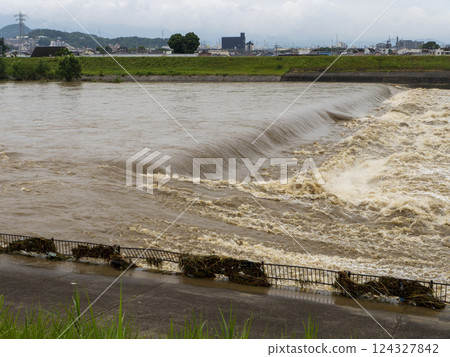 The muddy Yamato River after a heavy rain 124327842