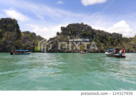 蘭卡威紅樹林遊船入口處的地質森林公園景色 124327936