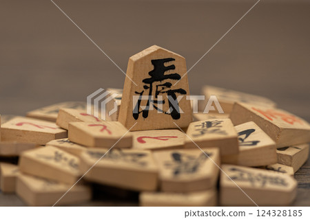 國王站在眾多將棋棋子之上，給人強勢者壓迫弱者的印象。 124328185