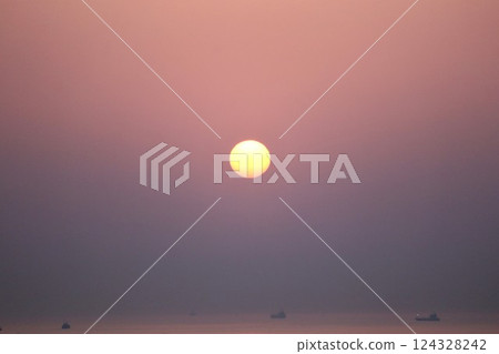 清晨的陽光被黃沙遮蔽 清晨的陽光被黃沙遮蔽 124328242