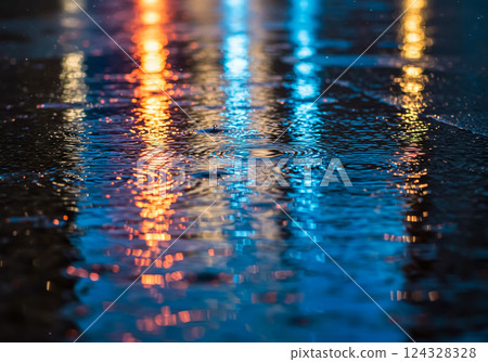 雨天的水坑反射著城市的燈光 雨天的水坑反射著城市的燈光 124328328