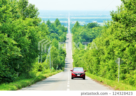 北海道:行駛在天堂之路的汽車 北海道:行駛在天堂之路的汽車 124328423