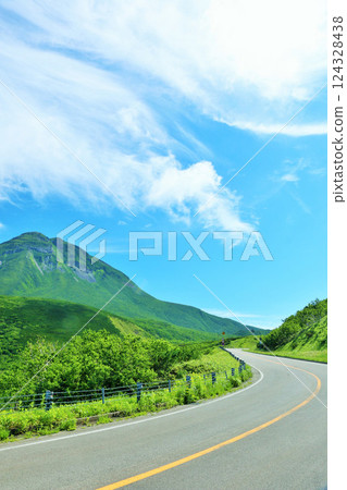 北海道知床，藍天下的羅臼山 124328438