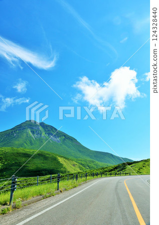 北海道知床，藍天下的羅臼山 124328440