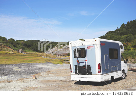 荒涼的岩壁上,溫泉汩汩流淌,還有一輛露營車 荒涼的岩壁上,溫泉汩汩流淌,還有一輛露營車 124328658