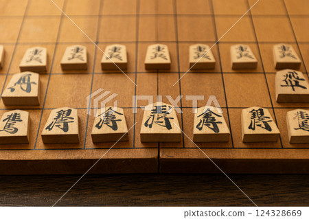 Shogi pieces are lined up on the shogi board 124328669